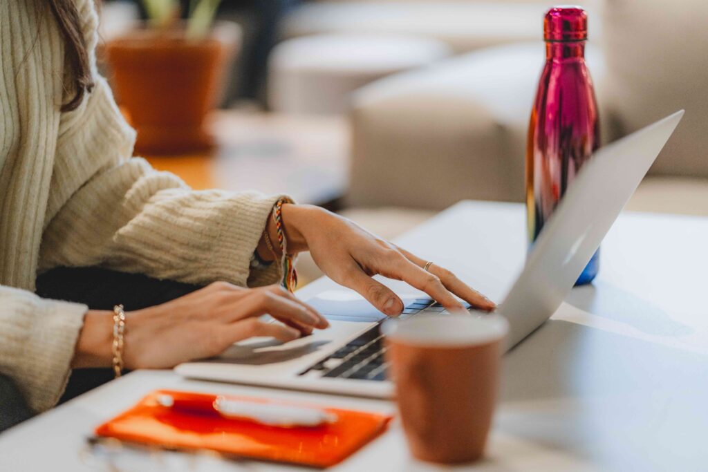 Marion, designer UX/UI de Hops Agency, créant des maquettes sur son MacBook