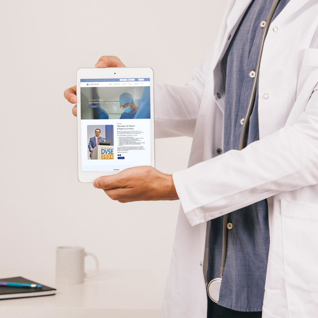 Mockup tablette du site du Dr Lionel Neyton, spécialiste en chirurgie de l’épaule, tenue par un docteur