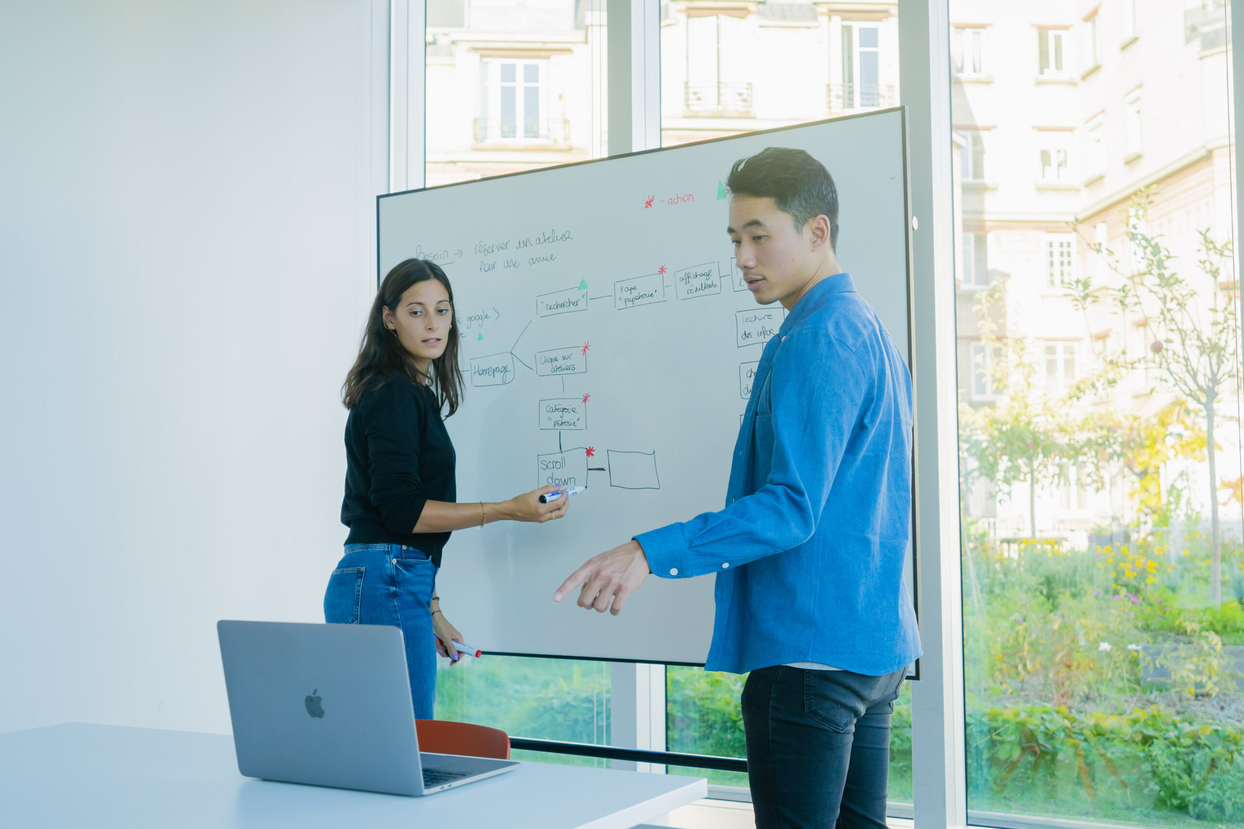 Marion, designer UX/UI et Anthony, développeur WordPress de Hops Agency, réalisant un atelier client pour refondre un site internet